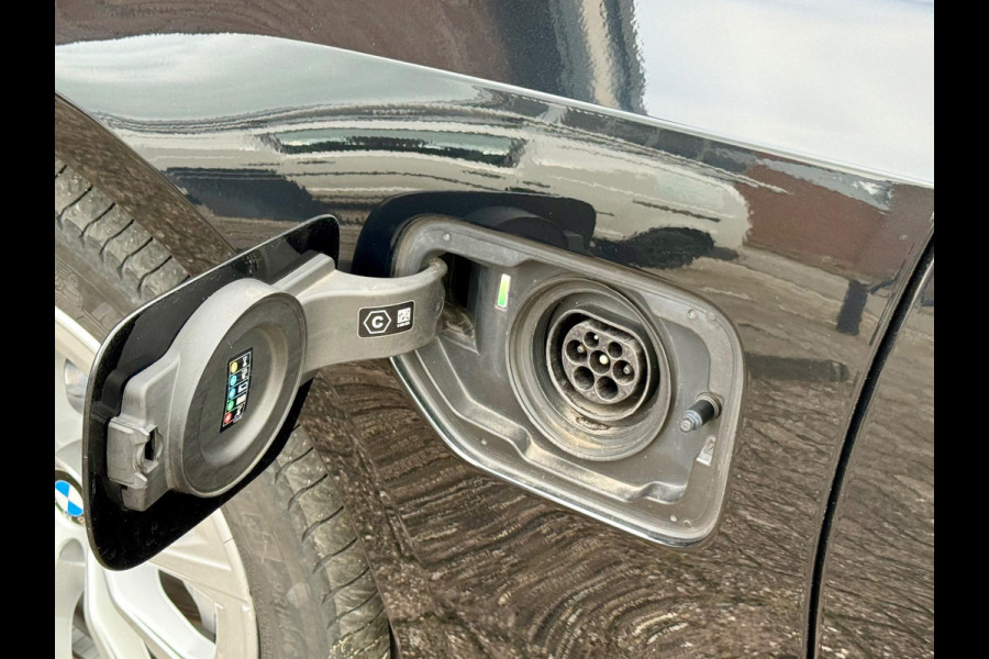 BMW 3 Serie Touring 330e Camera. M-stuur, Tr.haak, Carplay, DAB BMW 3 Serie Touring 330e Camera. M-stuur, Tr.haak, Carplay, DAB