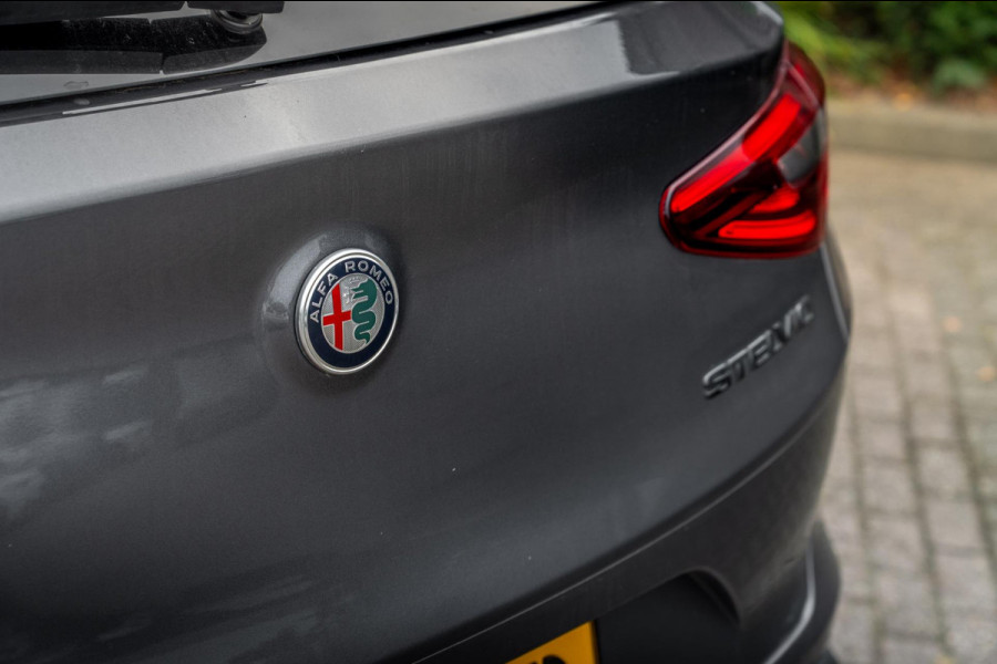 Alfa Romeo Stelvio 2.0 T AWD Q4 200 PK Aut. 1e Eig Xenon Leder Black Optic Stoelverwarming Camera 20'' Alfa Romeo Stelvio 2.0 T AWD Q4 200 PK Aut. 1e Eig Xenon Leder Black Optic Stoelverwarming Camera 20''