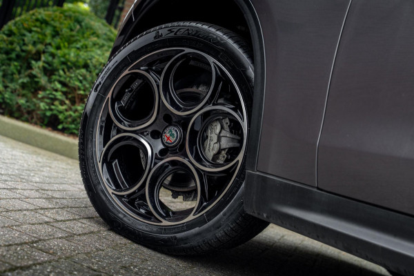 Alfa Romeo Stelvio 2.0 T AWD Q4 200 PK Aut. 1e Eig Xenon Leder Black Optic Stoelverwarming Camera 20'' Alfa Romeo Stelvio 2.0 T AWD Q4 200 PK Aut. 1e Eig Xenon Leder Black Optic Stoelverwarming Camera 20''