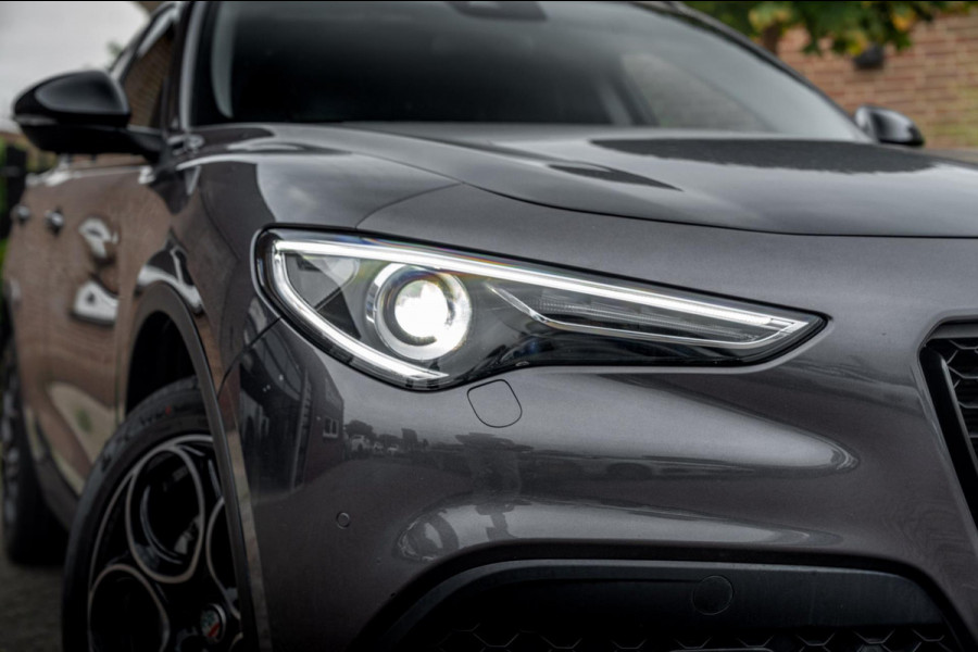 Alfa Romeo Stelvio 2.0 T AWD Q4 200 PK Aut. 1e Eig Xenon Leder Black Optic Stoelverwarming Camera 20'' Alfa Romeo Stelvio 2.0 T AWD Q4 200 PK Aut. 1e Eig Xenon Leder Black Optic Stoelverwarming Camera 20''
