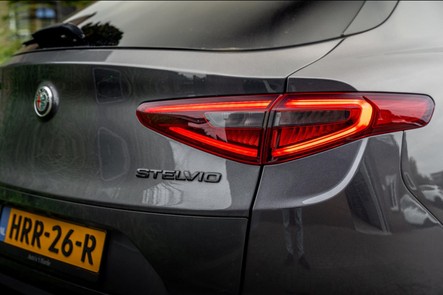 Alfa Romeo Stelvio 2.0 T AWD Q4 200 PK Aut. 1e Eig Xenon Leder Black Optic Stoelverwarming Camera 20'' Alfa Romeo Stelvio 2.0 T AWD Q4 200 PK Aut. 1e Eig Xenon Leder Black Optic Stoelverwarming Camera 20''