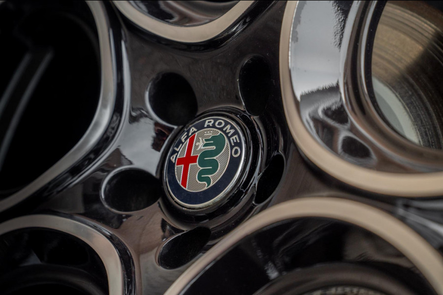 Alfa Romeo Stelvio 2.0 T AWD Q4 200 PK Aut. 1e Eig Xenon Leder Black Optic Stoelverwarming Camera 20'' Alfa Romeo Stelvio 2.0 T AWD Q4 200 PK Aut. 1e Eig Xenon Leder Black Optic Stoelverwarming Camera 20''