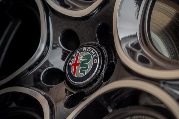 Alfa Romeo Stelvio 2.0 T AWD Q4 200 PK Aut. 1e Eig Xenon Leder Black Optic Stoelverwarming Camera 20'' Alfa Romeo Stelvio 2.0 T AWD Q4 200 PK Aut. 1e Eig Xenon Leder Black Optic Stoelverwarming Camera 20''