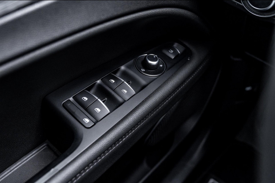 Alfa Romeo Stelvio 2.0 T AWD Q4 200 PK Aut. 1e Eig Xenon Leder Black Optic Stoelverwarming Camera 20'' Alfa Romeo Stelvio 2.0 T AWD Q4 200 PK Aut. 1e Eig Xenon Leder Black Optic Stoelverwarming Camera 20''