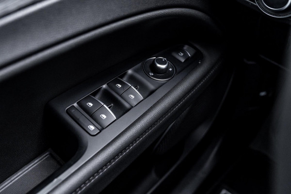 Alfa Romeo Stelvio 2.0 T AWD Q4 200 PK Aut. 1e Eig Xenon Leder Black Optic Stoelverwarming Camera 20'' Alfa Romeo Stelvio 2.0 T AWD Q4 200 PK Aut. 1e Eig Xenon Leder Black Optic Stoelverwarming Camera 20''