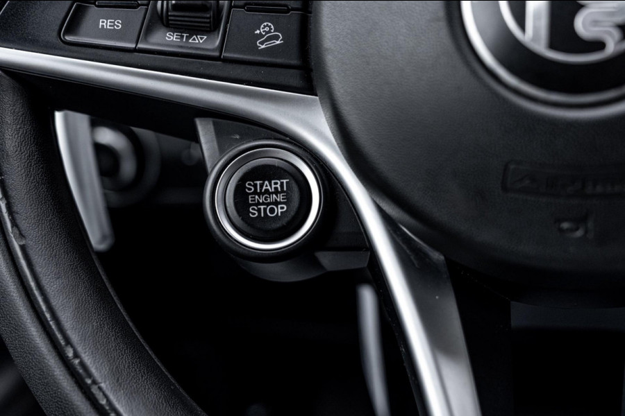 Alfa Romeo Stelvio 2.0 T AWD Q4 200 PK Aut. 1e Eig Xenon Leder Black Optic Stoelverwarming Camera 20'' Alfa Romeo Stelvio 2.0 T AWD Q4 200 PK Aut. 1e Eig Xenon Leder Black Optic Stoelverwarming Camera 20''