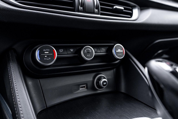 Alfa Romeo Stelvio 2.0 T AWD Q4 200 PK Aut. 1e Eig Xenon Leder Black Optic Stoelverwarming Camera 20'' Alfa Romeo Stelvio 2.0 T AWD Q4 200 PK Aut. 1e Eig Xenon Leder Black Optic Stoelverwarming Camera 20''