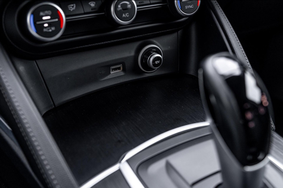 Alfa Romeo Stelvio 2.0 T AWD Q4 200 PK Aut. 1e Eig Xenon Leder Black Optic Stoelverwarming Camera 20'' Alfa Romeo Stelvio 2.0 T AWD Q4 200 PK Aut. 1e Eig Xenon Leder Black Optic Stoelverwarming Camera 20''