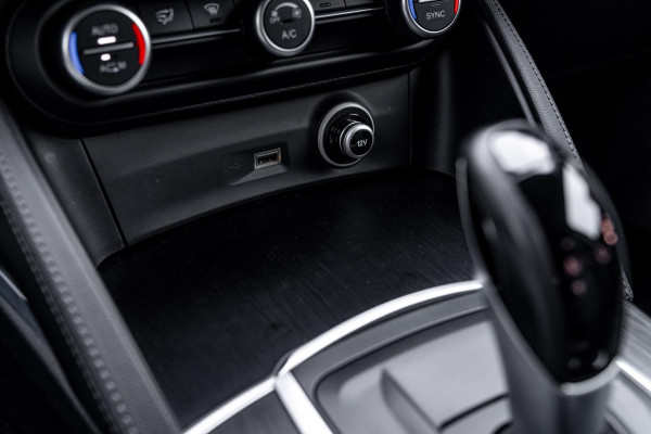 Alfa Romeo Stelvio 2.0 T AWD Q4 200 PK Aut. 1e Eig Xenon Leder Black Optic Stoelverwarming Camera 20'' Alfa Romeo Stelvio 2.0 T AWD Q4 200 PK Aut. 1e Eig Xenon Leder Black Optic Stoelverwarming Camera 20''