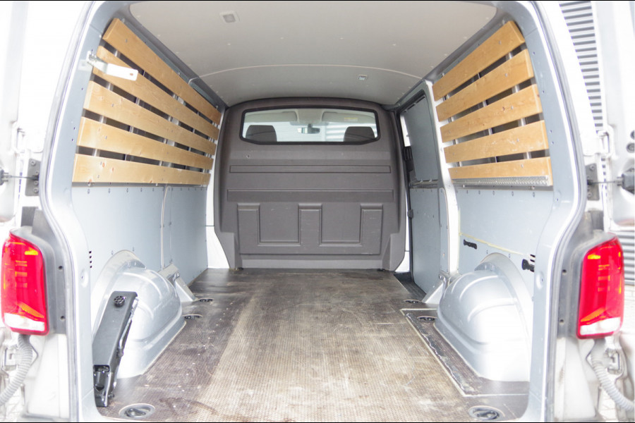 Volkswagen Transporter 2.0 TDI L2 BULLI, 150PK AUT. GLASSLOOK, LED, TREKHAAK, VIRTUAL, ADAPT. CRUISE, NAVI, AIRCO, PARKEERSENSOREN, CARPLAY, NL AUTO, N