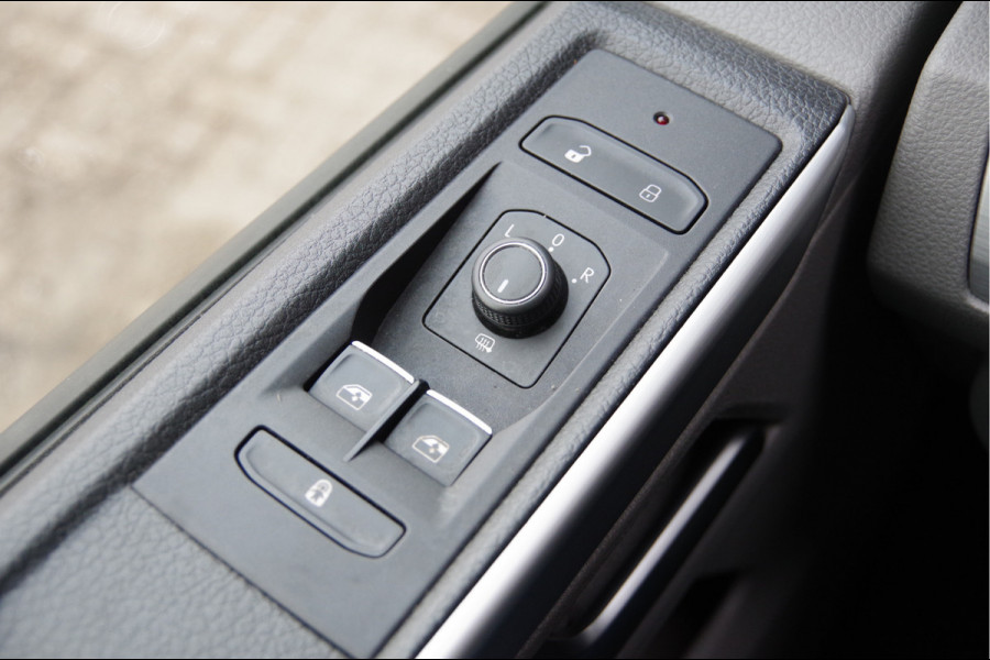 Volkswagen Transporter 2.0 TDI L2 BULLI, 150PK AUT. GLASSLOOK, LED, TREKHAAK, VIRTUAL, ADAPT. CRUISE, NAVI, AIRCO, PARKEERSENSOREN, CARPLAY, NL AUTO, N