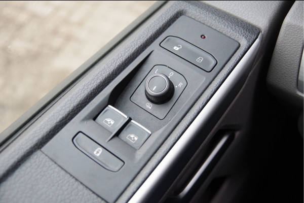 Volkswagen Transporter 2.0 TDI L2 BULLI, 150PK AUT. GLASSLOOK, LED, TREKHAAK, VIRTUAL, ADAPT. CRUISE, NAVI, AIRCO, PARKEERSENSOREN, CARPLAY, NL AUTO, N