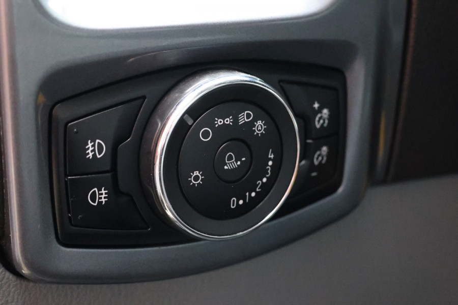 Ford Transit Custom 290 2.0 TDCI Sport | Camera | Navigatie | 3-Zitter | Trekhaak | PDC V+A | Lederen bekleding | MF Stuur | Nieuwe APK