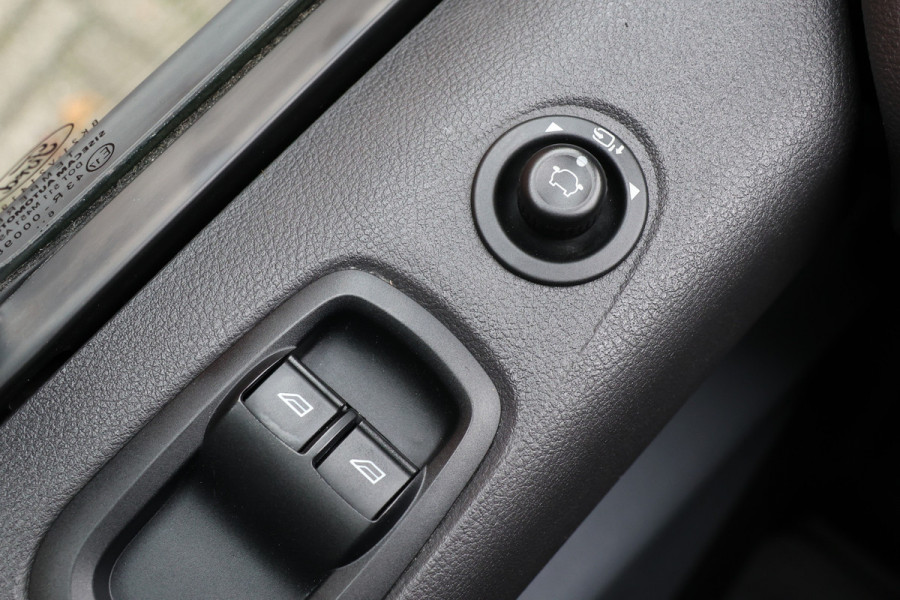 Ford Transit Custom 290 2.0 TDCI Sport | Camera | Navigatie | 3-Zitter | Trekhaak | PDC V+A | Lederen bekleding | MF Stuur | Nieuwe APK