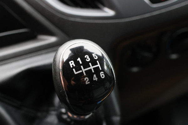 Ford Transit Custom 290 2.0 TDCI Sport | Camera | Navigatie | 3-Zitter | Trekhaak | PDC V+A | Lederen bekleding | MF Stuur | Nieuwe APK