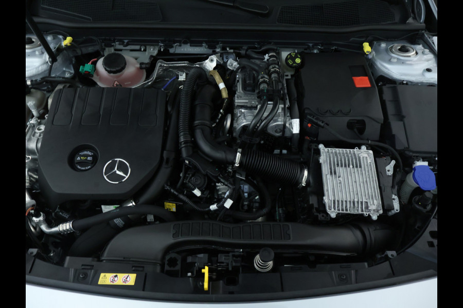 Mercedes-Benz A-Klasse 250 e Star Edition AMG Line AMG Line | Sfeerverlichting  |Achteruitrijcamera |  Smartphone-integratie | Inclusief 24 maanden MB Certified garantie voor Europa.