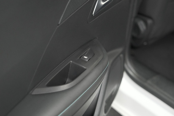 Peugeot 2008 PureTech 130 EAT8 Allure | Parkeersensoren | Navigatie | Apple Carplay | Climate Control