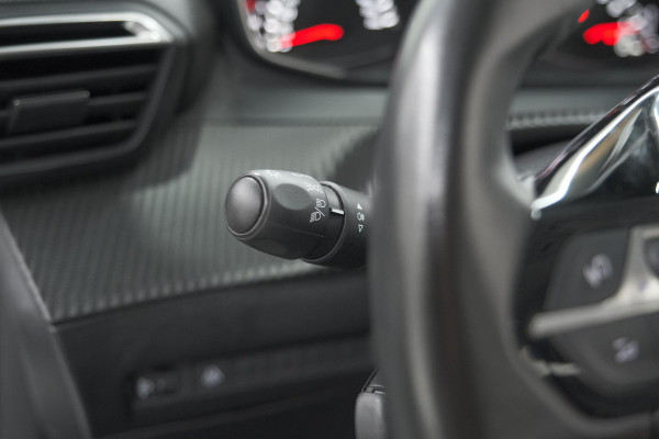 Peugeot 2008 PureTech 130 EAT8 Allure | Parkeersensoren | Navigatie | Apple Carplay | Climate Control