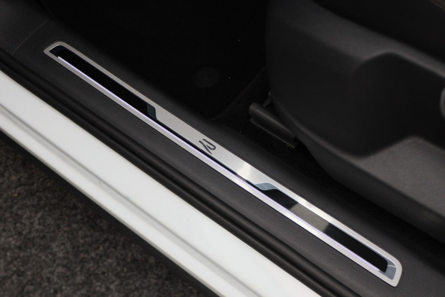 Volkswagen Tiguan 1.4 TSI eHybrid R-Line Business+ Panoramadak, 360° Camera, Head-Up, ACC, Keyless, Trekhaak, 20"
