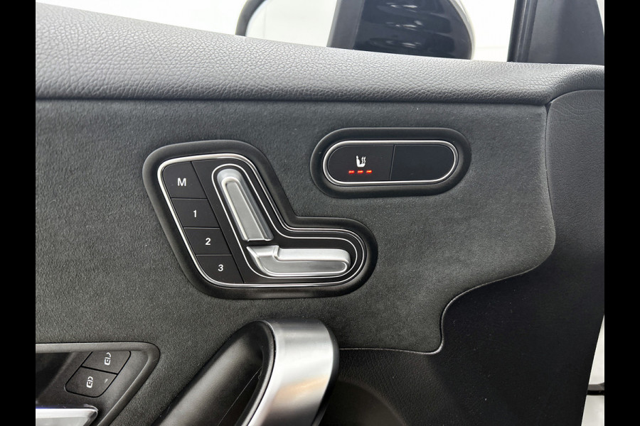 Mercedes-Benz A-Klasse 220 Premium Plus AMG-Line(Goed OnderH, Panorama, SfeerV, Elektrische Stoelen, StoelV, Camera, Navi, Etc)