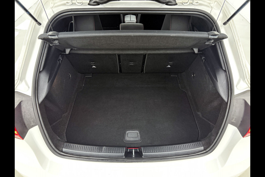 Mercedes-Benz A-Klasse 220 Premium Plus AMG-Line(Goed OnderH, Panorama, SfeerV, Elektrische Stoelen, StoelV, Camera, Navi, Etc)