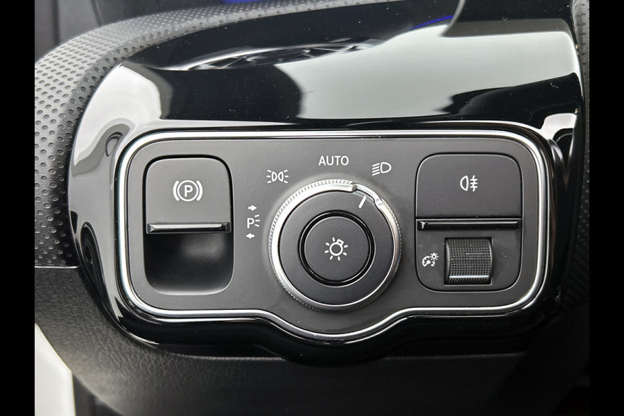 Mercedes-Benz A-Klasse 220 Premium Plus AMG-Line(Goed OnderH, Panorama, SfeerV, Elektrische Stoelen, StoelV, Camera, Navi, Etc)