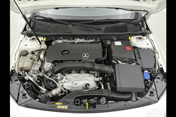 Mercedes-Benz A-Klasse 220 Premium Plus AMG-Line(Goed OnderH, Panorama, SfeerV, Elektrische Stoelen, StoelV, Camera, Navi, Etc)