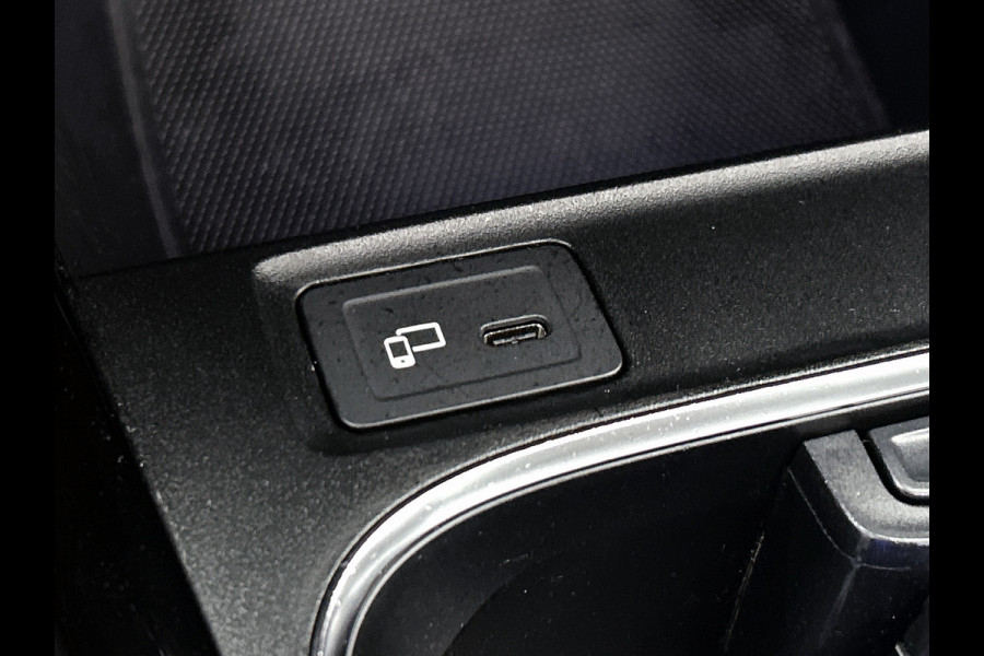Mercedes-Benz A-Klasse 220 Premium Plus AMG-Line(Goed OnderH, Panorama, SfeerV, Elektrische Stoelen, StoelV, Camera, Navi, Etc)