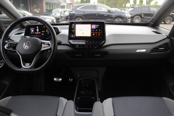 Volkswagen ID.3 First Plus 58 kWh / SOH 92,5% / Camera / Keyless / Matrix LED / Interieurvoorverwarming / 19'' / DAB / 19'' / Navigatie / ACC