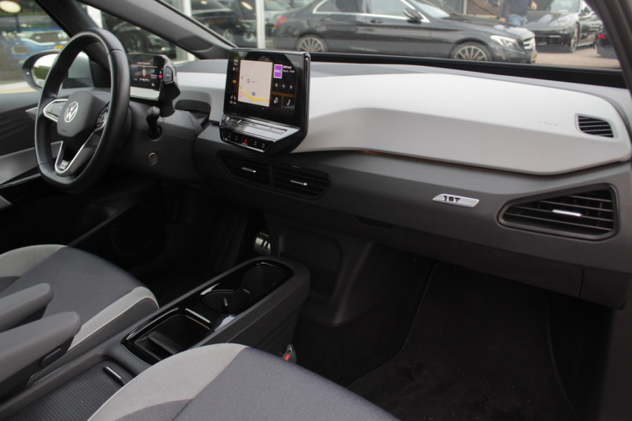 Volkswagen ID.3 First Plus 58 kWh / SOH 92,5% / Camera / Keyless / Matrix LED / Interieurvoorverwarming / 19'' / DAB / 19'' / Navigatie / ACC