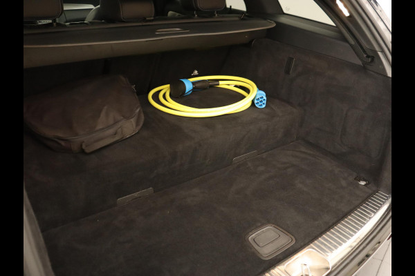 Mercedes-Benz C-Klasse 300e AMG Limited | Panoramadak | 360 Camera | Stoelverwarming | Carplay | Matrix LED | Leder/Alcantara | Navigatie | Park Assist | Sfeerverlichting | PHEV | Plug In Mercedes-Benz C-Klasse 300e AMG Limited | Panoramadak | 360 Camera | Stoelverwarming | Carplay | Matrix LED | Leder/Alcantara | Navigatie | Park Assist | Sfeerverlichting | PHEV | Plug In