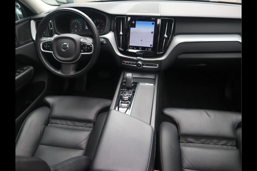 Volvo XC60 2.0 B5 Momentum Exclusive / Panoramadak