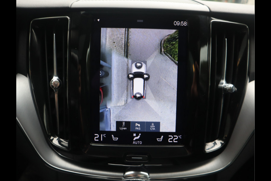 Volvo XC60 2.0 B5 Momentum Exclusive / Panoramadak