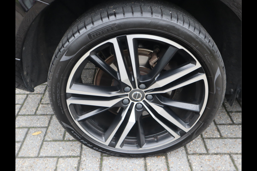 Volvo XC60 2.0 B5 Momentum Exclusive / Panoramadak