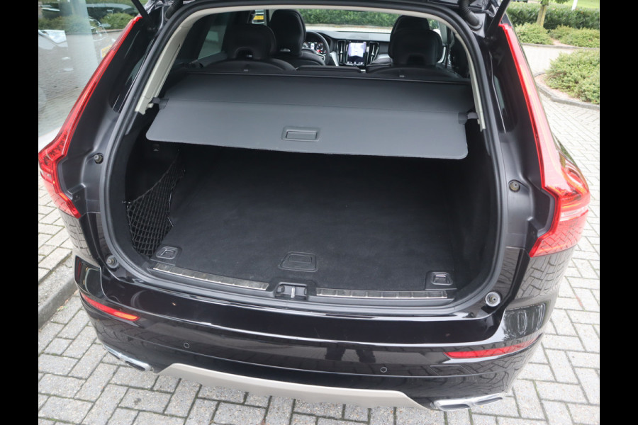 Volvo XC60 2.0 B5 Momentum Exclusive / Panoramadak