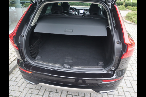Volvo XC60 2.0 B5 Momentum Exclusive / Panoramadak