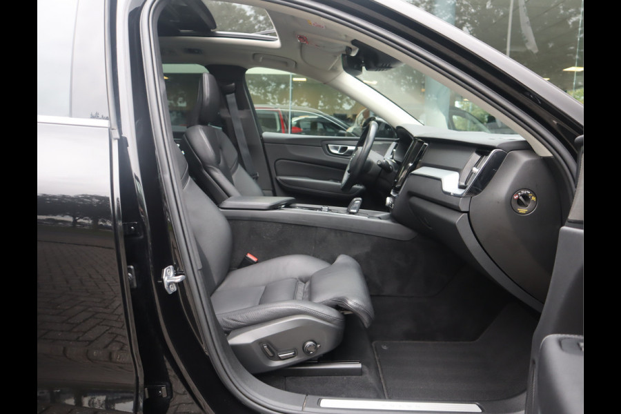 Volvo XC60 2.0 B5 Momentum Exclusive / Panoramadak