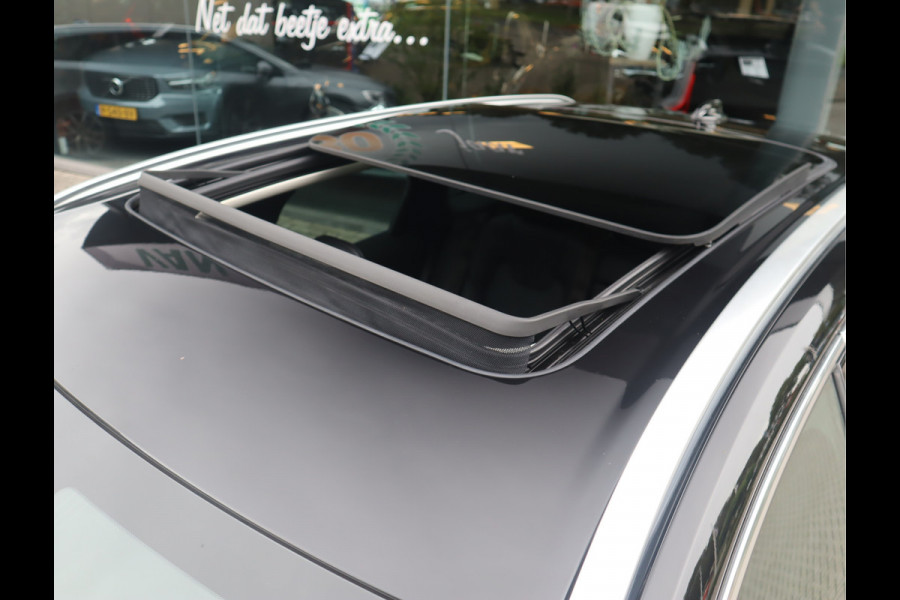 Volvo XC60 2.0 B5 Momentum Exclusive / Panoramadak