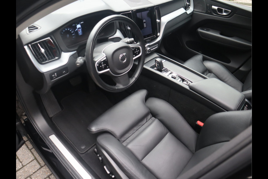 Volvo XC60 2.0 B5 Momentum Exclusive / Panoramadak