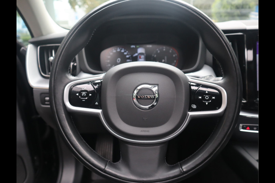 Volvo XC60 2.0 B5 Momentum Exclusive / Panoramadak