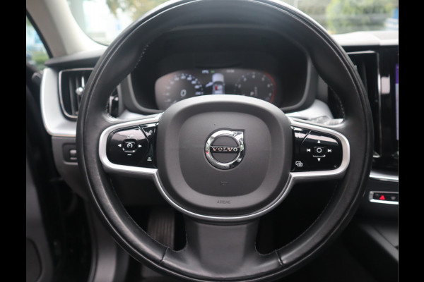 Volvo XC60 2.0 B5 Momentum Exclusive / Panoramadak