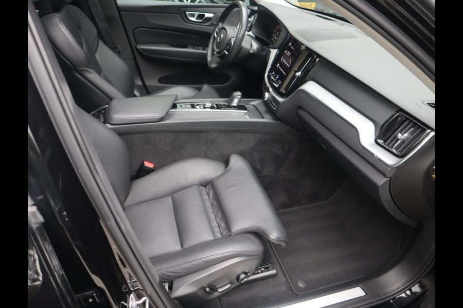 Volvo XC60 2.0 B5 Momentum Exclusive / Panoramadak