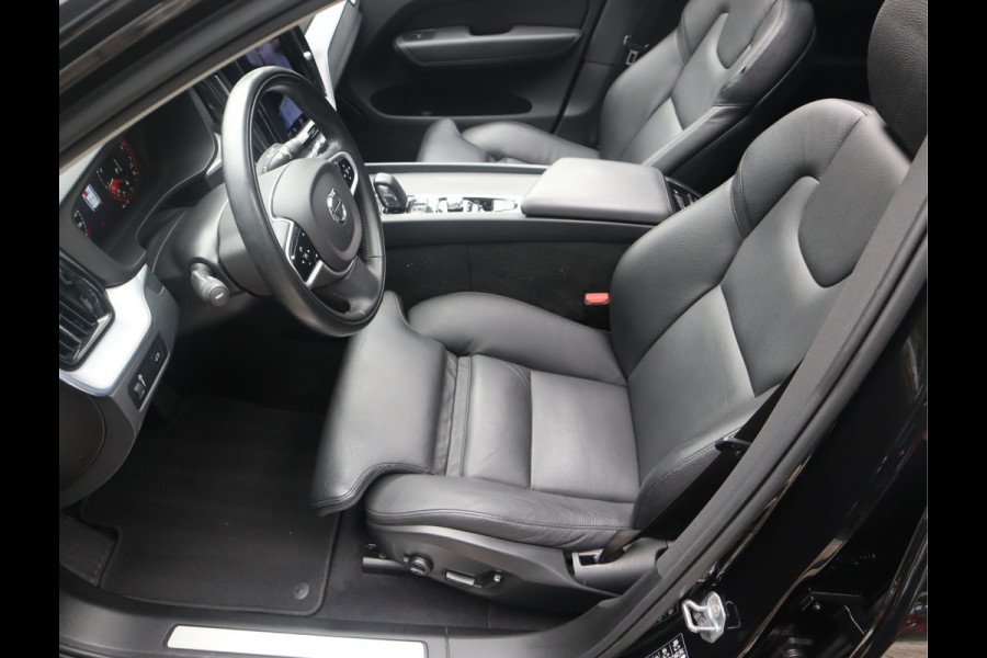 Volvo XC60 2.0 B5 Momentum Exclusive / Panoramadak