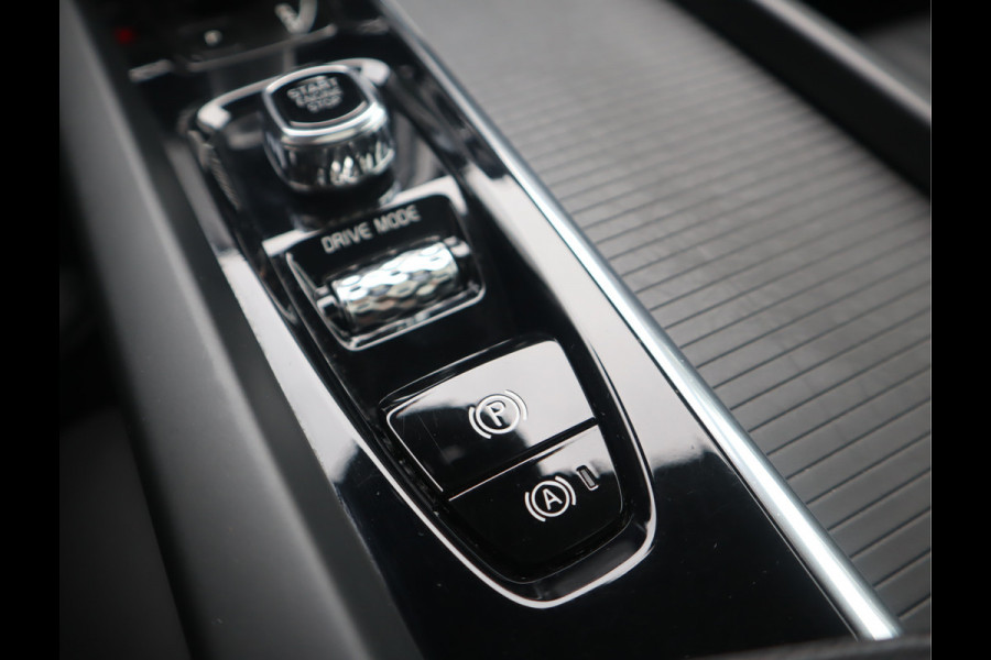 Volvo XC60 2.0 B5 Momentum Exclusive / Panoramadak