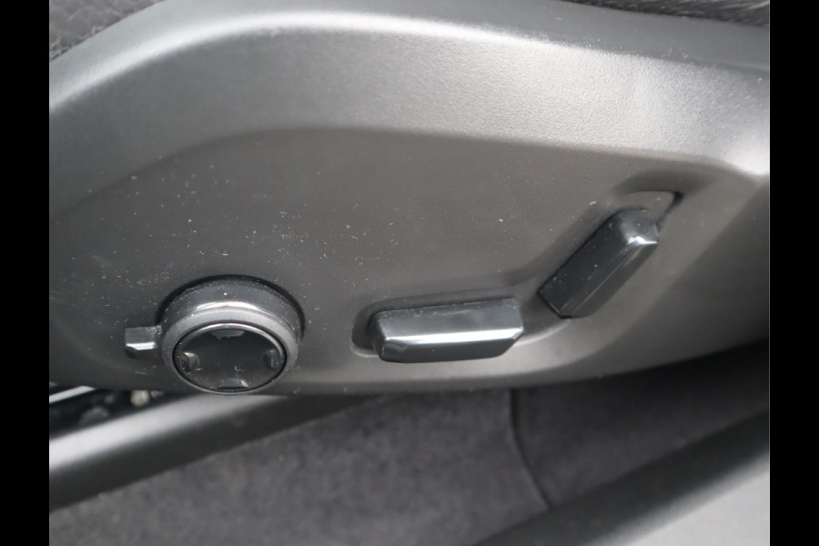 Volvo XC60 2.0 B5 Momentum Exclusive / Panoramadak