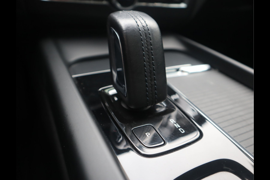 Volvo XC60 2.0 B5 Momentum Exclusive / Panoramadak
