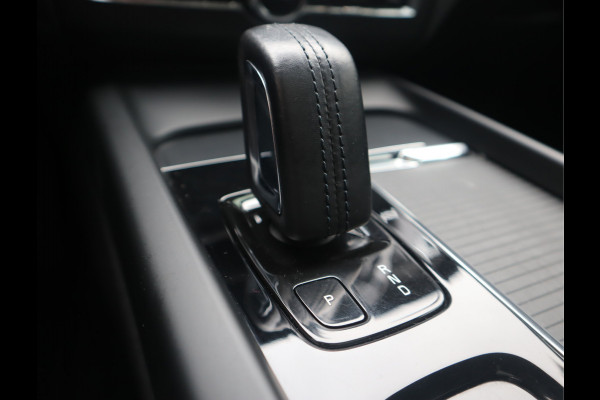 Volvo XC60 2.0 B5 Momentum Exclusive / Panoramadak