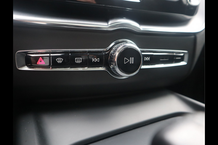 Volvo XC60 2.0 B5 Momentum Exclusive / Panoramadak