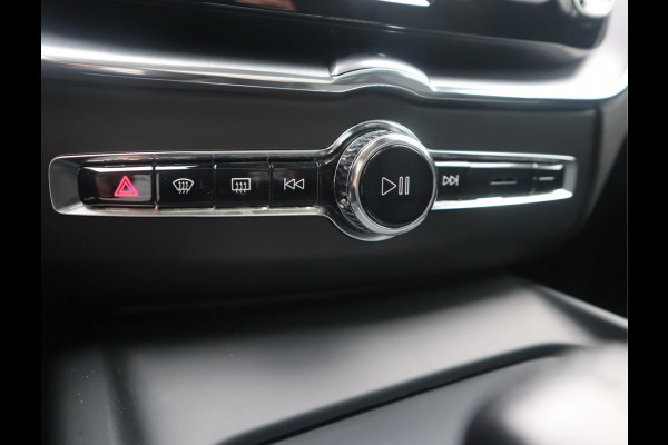 Volvo XC60 2.0 B5 Momentum Exclusive / Panoramadak