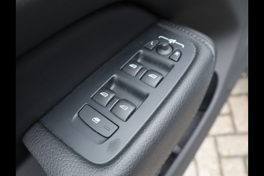 Volvo XC60 2.0 B5 Momentum Exclusive / Panoramadak